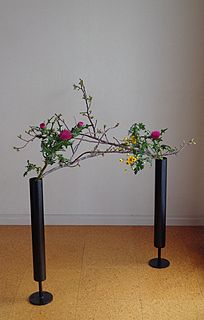 いけばな作品・大島桜、薊(アザミ)、スプレー菊(黄色)