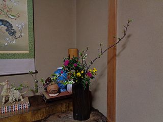 いけばな作品・大島桜、薊(アザミ)、スプレー菊(黄色)