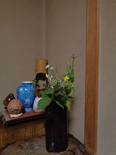 いけばな作品・山紫陽花、野薊、馬の足型、河原撫子、深山鳴子百合、虎杖、紅羊歯、稚児百合、一人静、升草、芒