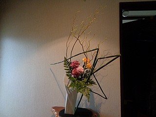 いけばな作品・カーネーション2色、レザーファン、ウンリュウヤナギ、トクサ