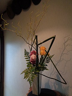 いけばな作品・カーネーション2色、レザーファン、ウンリュウヤナギ、トクサ