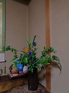 いけばな作品・イボタ、カンゾウ、リンドウ