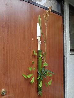 いけばな作品・タカサゴユリ、タカサゴユリの実莢の殻、シダ、山芋の蔓