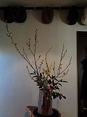 いけばな作品・紅梅、蝋梅、椿（太郎冠者）