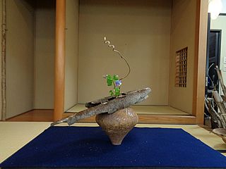 いけばな作品・苧環（おだまき）、木の皮、定家葛（ていかかずら）