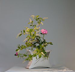 いけばな作品・リョウブ（コバノズイナ）、芍薬、小菊