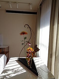 いけばな作品・石化柳、菊、ヒペリカムの紅葉