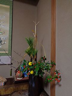 いけばな作品・松、金塗りの竹、梅、千両、ぽんぽん菊、水引