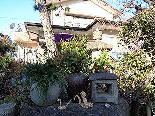 夫の庭飾り・杉、千両、藁細工のへび